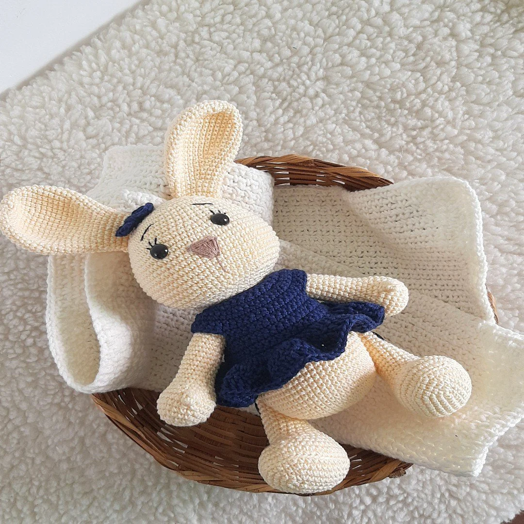 Coelhinha Manu - Croche - Amigurumi - Image 3